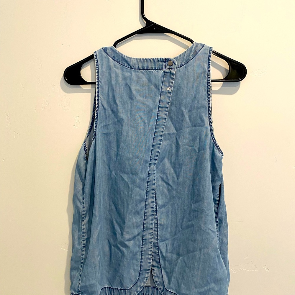 Sleeveless shirt